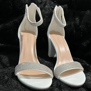TOP Moda Elegant White Heels with Glittering Silver Straps